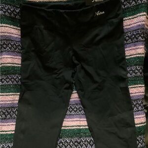 NWT- Nirlon capri legging- side pockets-SZ 2XL